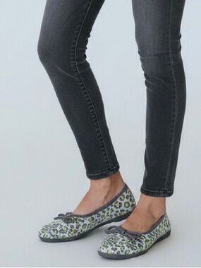 Clarks | Carly Hope Grey Neon Leopard Print Flats Cloudstepper 9M